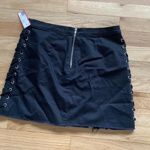 Forever 21 black laced skirt - Picture 3 of 4